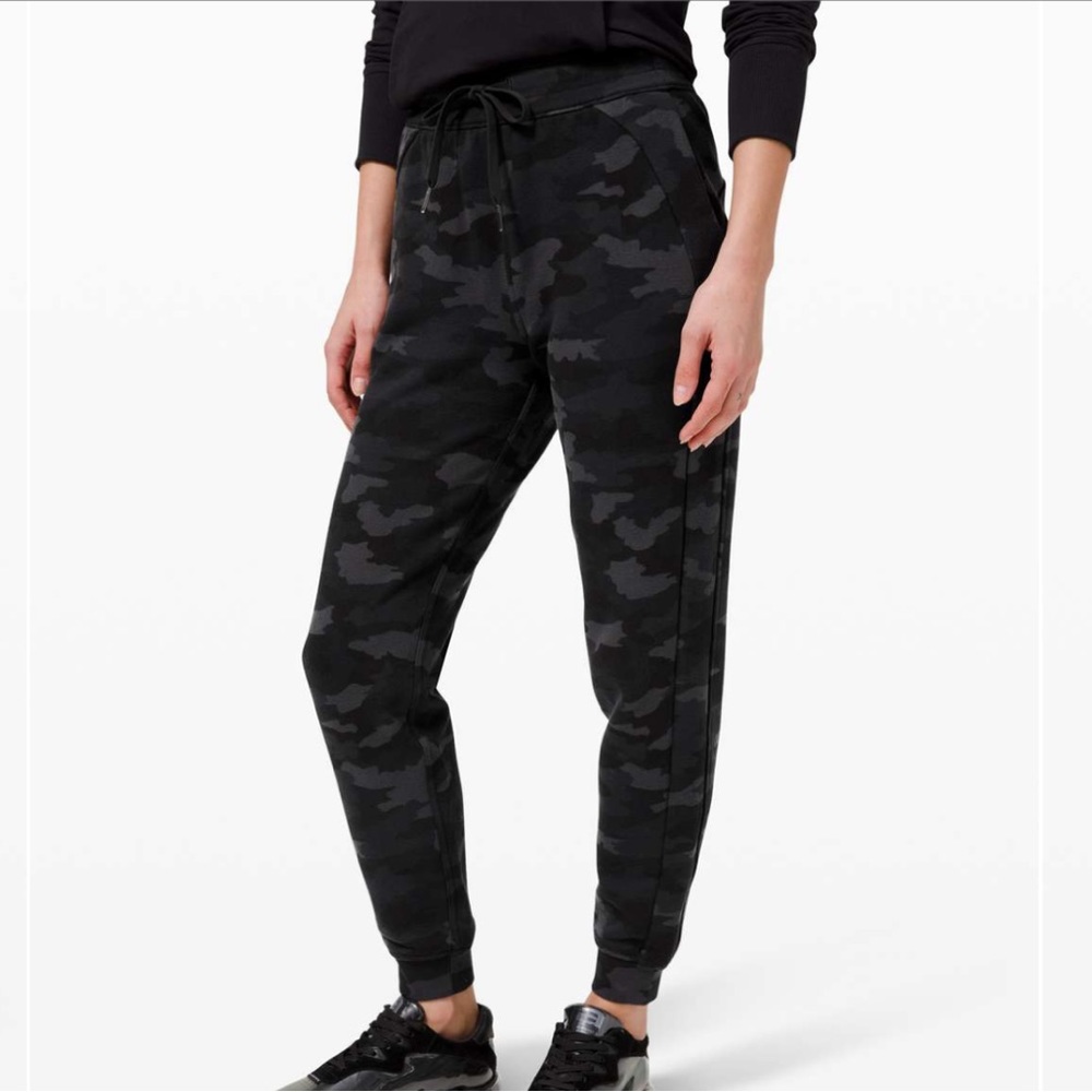 Lululemon 28” scuba jogger size 6 Heritage 365 Camo Deep Coal Multi